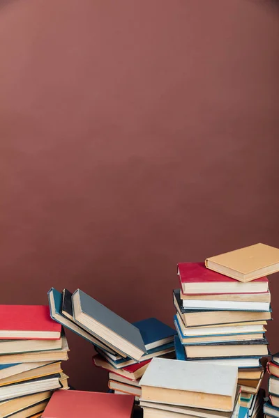 Viele Bildungsbücher für das Hochschulstudium als Hintergrund — Stockfoto