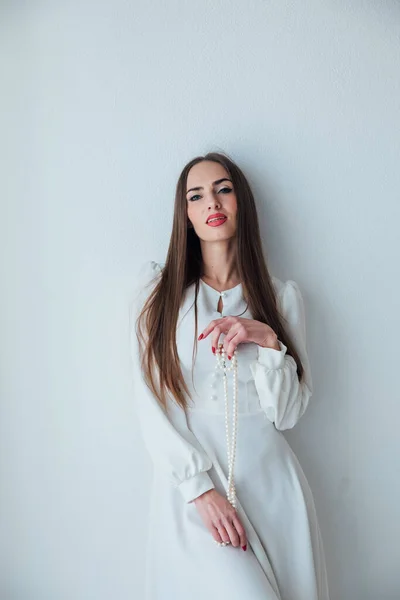 Retrato de uma mulher bonita em um vestido de verão leve em um fundo branco — Fotografia de Stock