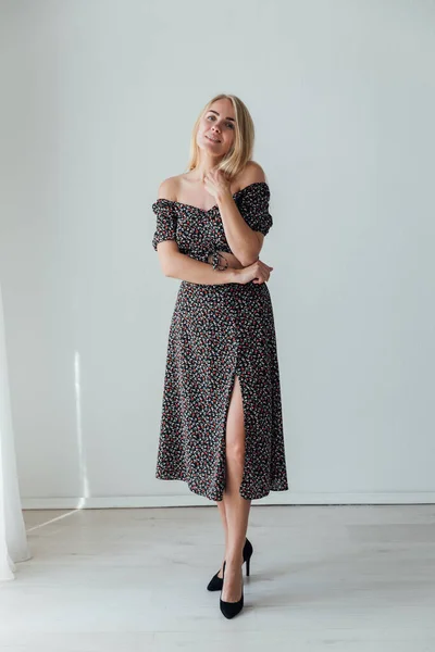 Retrato de uma bela mulher loira em um sorriso vestido de verão cinza — Fotografia de Stock