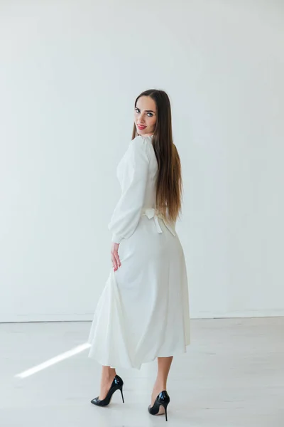 Ritratto di una bella donna in un abito estivo leggero su sfondo bianco — Foto Stock