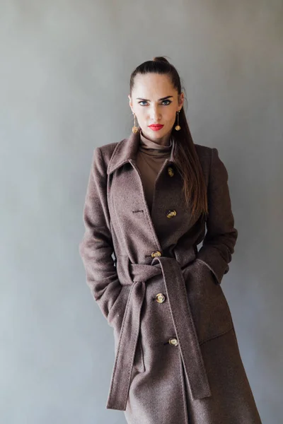 Retrato de una hermosa mujer en un abrigo de otoño marrón cálido —  Fotos de Stock