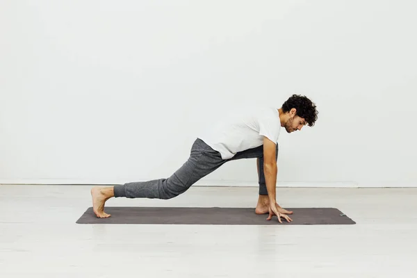 Mann mit Fitness-Yoga Asana-Gymnastik beschäftigt — Stockfoto