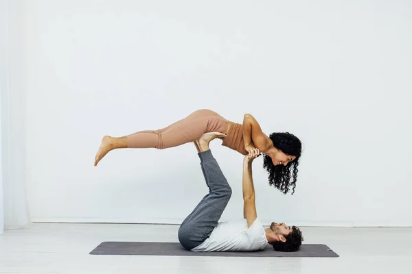 Mann und Frau paaren Fitness Yoga Asana Gymnastik — Stockfoto