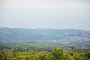 Bir yolculukta dağın tepesindeki güzel manzara.