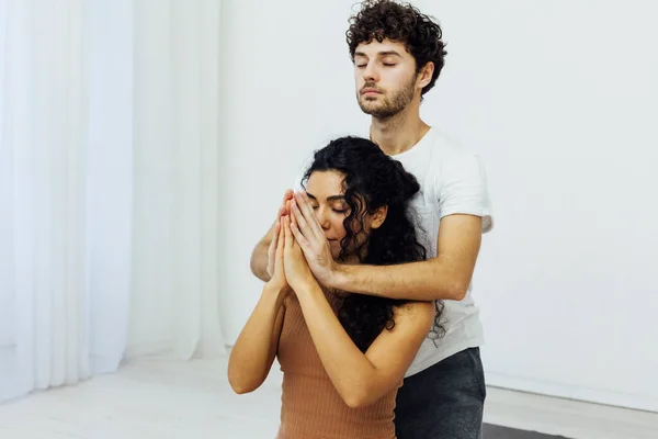 女子和男子蒸汽健身瑜伽亚萨纳体操 — 图库照片