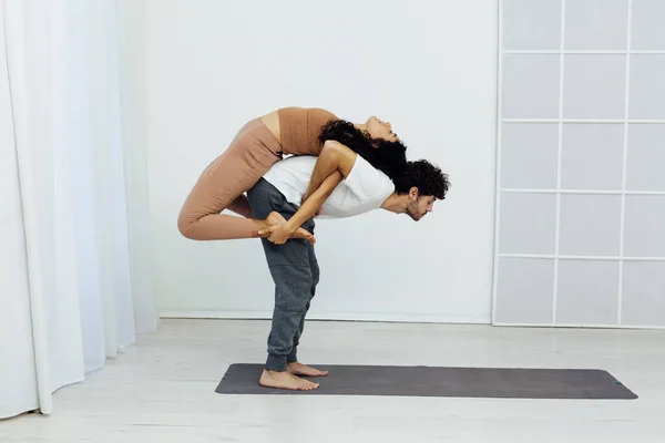 Mann und Frau paaren Familie Fitness Yoga Asana Gymnastik — Stockfoto