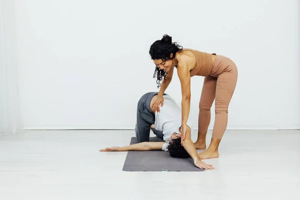 女子和男子蒸汽健身瑜伽亚萨纳体操 图库照片