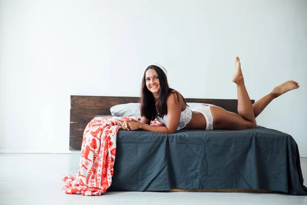 Mujer en lencería en el dormitorio en la cama Navidad año nuevo —  Fotos de Stock