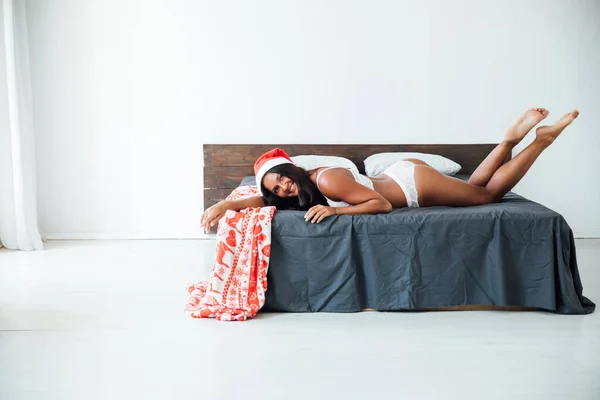 新的一年，穿着内衣的女人躺在床上过圣诞 — 图库照片