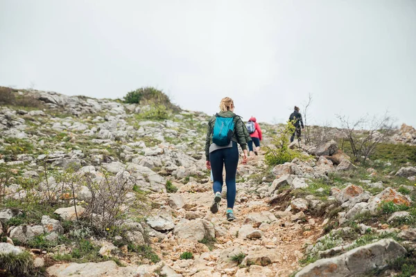 Turistas em uma viagem subir ao topo de uma caminhada na montanha — Fotografia de Stock