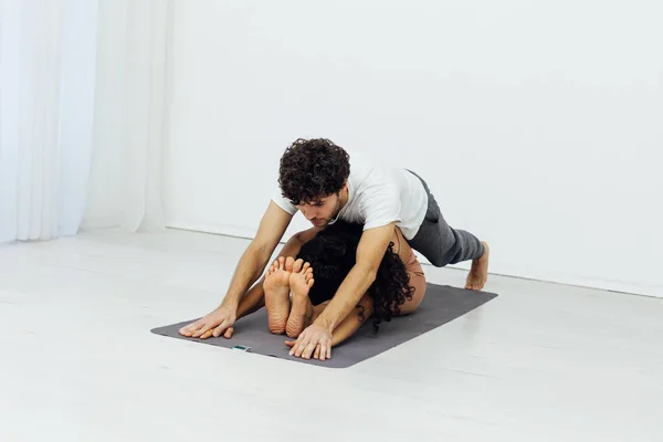 Frau und Mann dampfen Fitness Yoga Asana-Gymnastik — Stockfoto