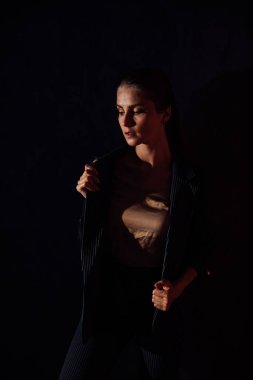 Takım elbiseli, şık, sarışın bir kadın.