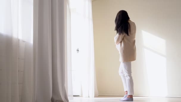 Gyönyörű terhes nő szülés előtt egy fehér szobában — Stock videók