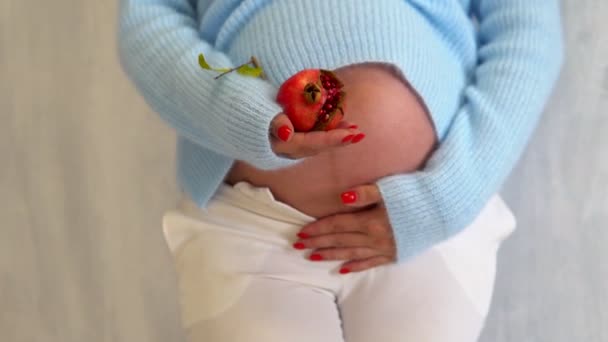 Gyönyörű terhes nő piros gránátalma gyümölcs — Stock videók