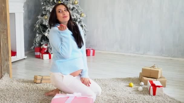 Belle femme enceinte attend l'accouchement au sapin de Noël nouvelle année — Video