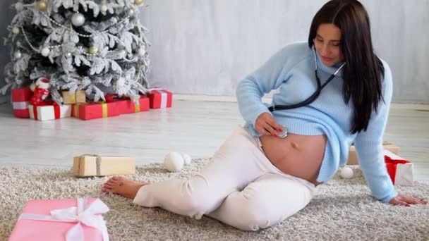 Belle femme enceinte attend l'accouchement au sapin de Noël nouvelle année — Video