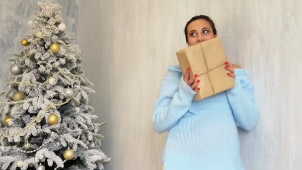 Piękna ciężarna kobieta z prezentami na choince nowy rok — Wideo stockowe