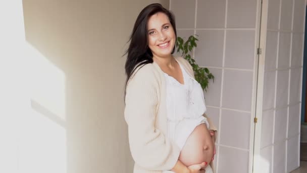 Gyönyörű terhes nő simogatja a gyomrát várja a baba — Stock videók
