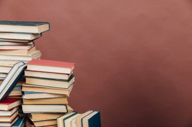 Üniversite kütüphanesinde arka plan olarak eğitim kitapları yığını