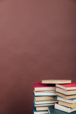 Üniversite kütüphanesinde arka plan olarak eğitim kitapları yığını