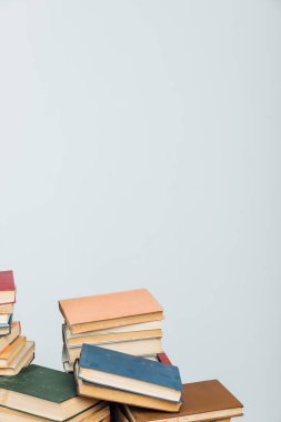 Üniversite kütüphanesinde arka plan olarak eğitim kitapları yığını