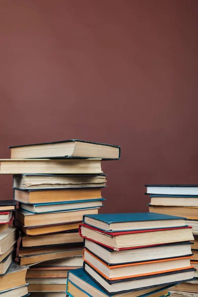 Stapels educatieve boeken voor opleiding in de universiteitsbibliotheek als achtergrond — Stockfoto