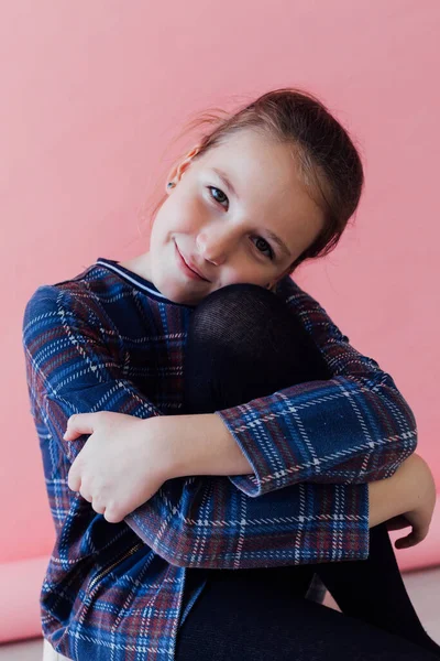 Όμορφο κορίτσι 10 ετών πορτρέτο σε ροζ φόντο — Φωτογραφία Αρχείου