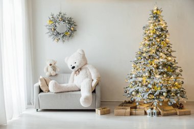 Evin içi beyaz Noel ağacı ışıklarıyla süslenmiş. Yeni yıl hediyeleri.
