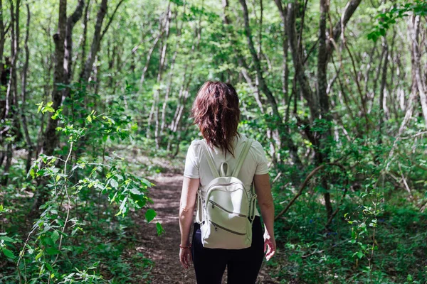 Mulher viajante em verde floresta caminhadas aventura — Fotografia de Stock