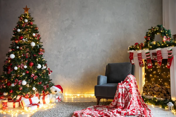 Noel ağacı hediye ışıklarıyla süslenmiş çelenkler yeni yıl