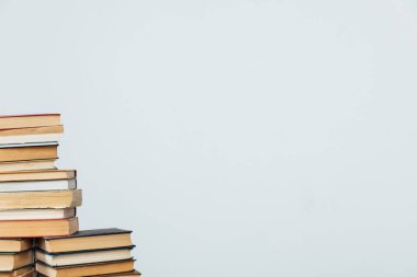 Üniversite kütüphanesinde sınavlar için eski ders kitapları.