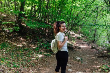 Yeşil ormanlarda gezen kadın maceracı.