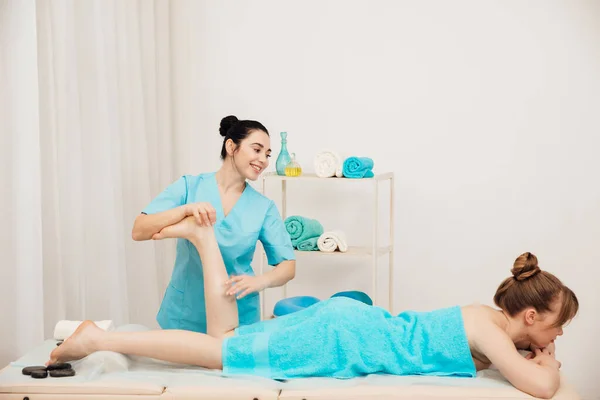 Masażysta robi terapeutyczny masaż stóp — Zdjęcie stockowe