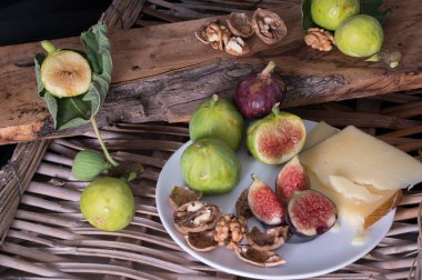 Peynir ve incirli incir ve üzüm.