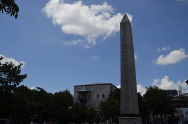 Osmanlı Başveziri Damat Paşa Sarayı ve dikilitaş, İstanbul, Türkiye.