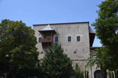 Osmanlı Başveziri Damat Paşa Saray balkonunda ve ön tarafta.