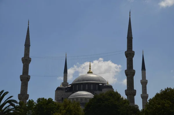 Mavi Cami, kubbesi, dört minare ve mavi gökyüzü. İstanbul Türkiye.