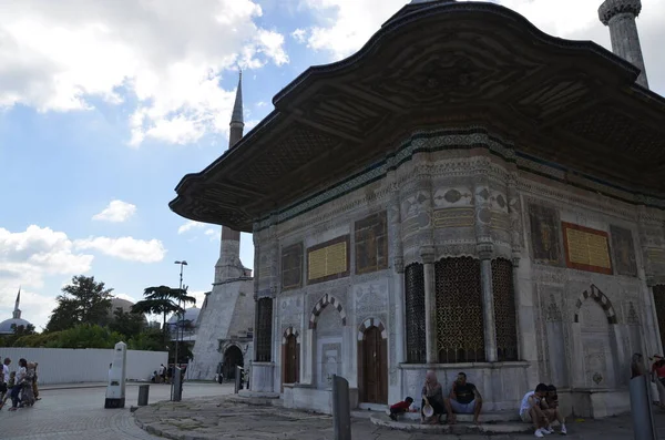 İstanbul, Fatih, Ağustos 03.2022. Ahmed Çeşmesi, Osmanlı mimarisi Topkapı Sarayı önünde.