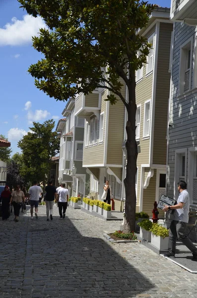 İstanbul, Fatih, Türkiye Ağustos 2022 Tarihi Sogukcesme Caddesi, tarihi evler ve insanlar.