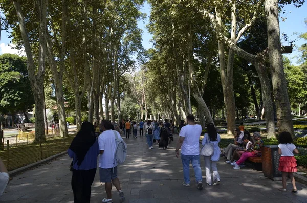 İstanbul Türkiye Ağustos 2022 Yaz günü Gülhane Parkı 'nda yürüyüş ve dinlenme.