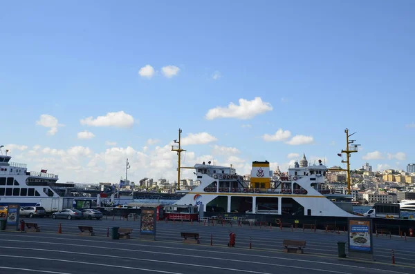 Istanbul Fatih Turkiet Augusti 2022 Bilfärja Och Stad Bosporen Sommardagen — Stockfoto