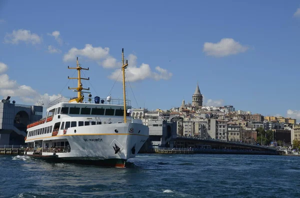 Ferry Das Linhas Cidade Istambul Torre Galata Karakoy — Fotografia de Stock