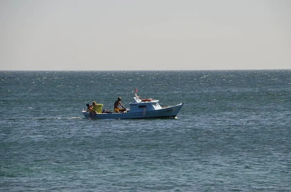 Pequena Excursão Barco Pesca Mar Azul — Fotografia de Stock