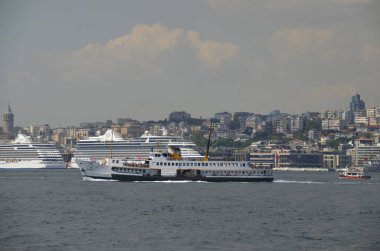 Boğaz, Şehir Hatları Feribotu, Gezi Gemisi, Galata Kulesi ve Güneşli Bir Gün Manzarası. İstanbul Türkiye.