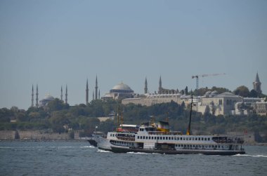 İstanbul Sarayburnu silueti, Topkapı Sarayı, eski kent ve feribot, Mavi Cami ve Ayasofya, Türkiye.