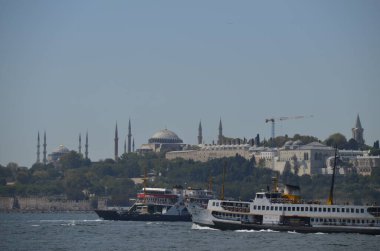 İstanbul Sarayburnu silueti, Topkapı Sarayı, kent duvarları ve gemileri, Mavi Cami ve Ayasofya, Türkiye.