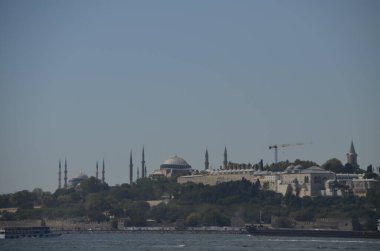 İstanbul Sarayburnu silueti Topkapı Sarayı ve başkent Mavi Cami ve Ayasofya, Türkiye.