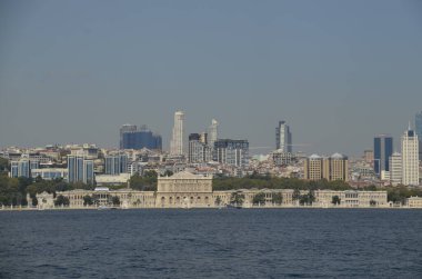 Boğaz, raan sarayı, gökdelenler ve manzara. İstanbul Türkiye.