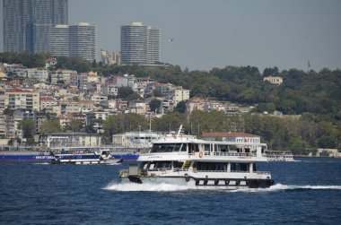 Boğaz, gökdelenler, gezi botları ve manzara. İstanbul Türkiye.