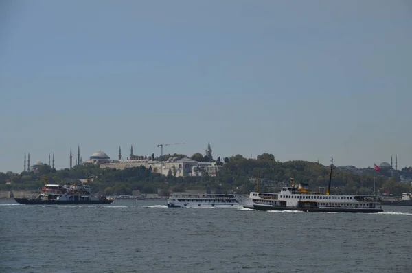 İstanbul Sarayburnu silueti Topkapı Sarayı ve Osmanlı başkenti Mavi Cami ve Ayasofya, Türkiye.